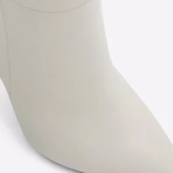 Aldo Vonteese -Ralph Lauren Store vonteese white 110 001 043 detail sq nt 2018x2018 2cafded7 9c6c 41c7 ada7 3985cf10b981